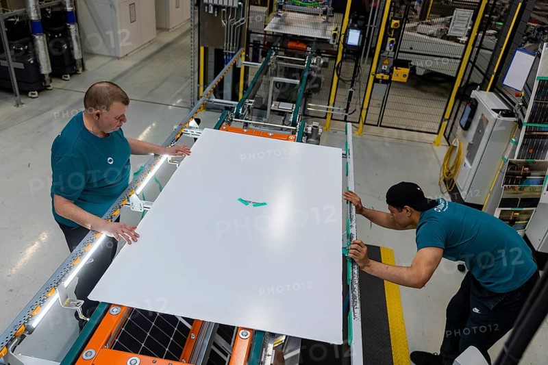 Solarwatt is a German manufacturer and supplier of photovoltaic systems for homes and small businesses. The company consistently pursues a strategy of complete energy systems, which means that it produces and sells all essential components for the self-sufficiency of households from solar power