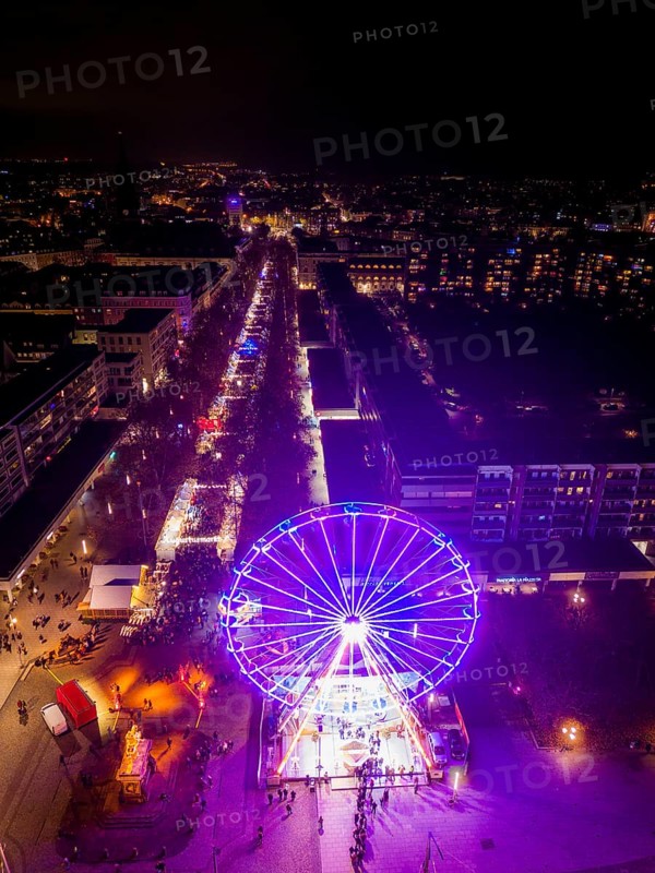 Giant wheel at Neustädter Markt, along the main street, the Augustusmarkt takes place again