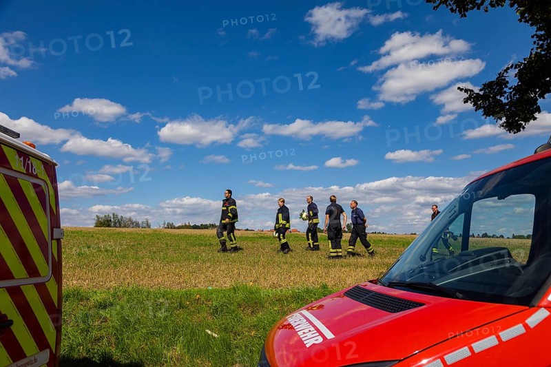 During controlled field fires, the firefighters were able to test various extinguishing methods, from the swatter to the jet pipe