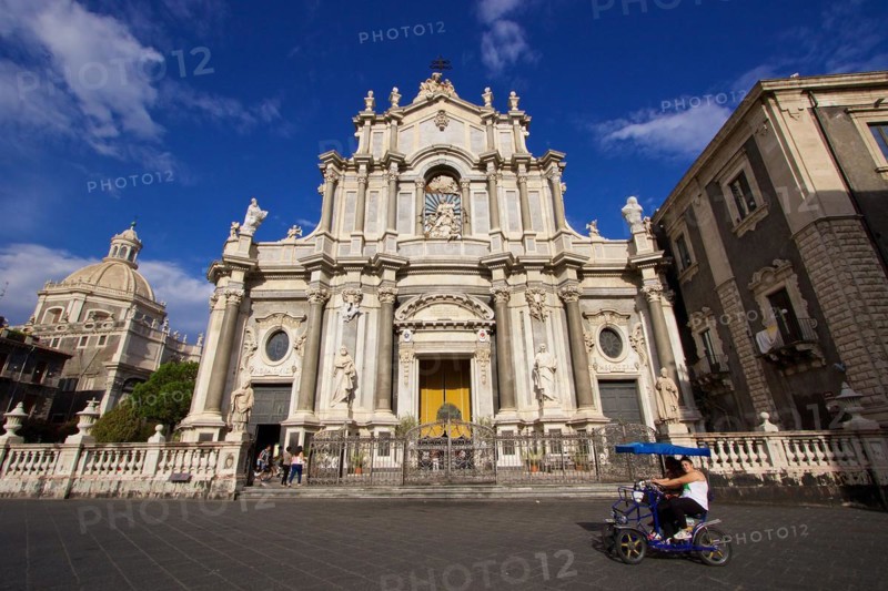 Super wide angle, front, portal, golf cart, dome, blue sky, white clouds, cathedral, Catania, Old Town, Baroque Old Town, East Coast, Sicily, Italy, Europe