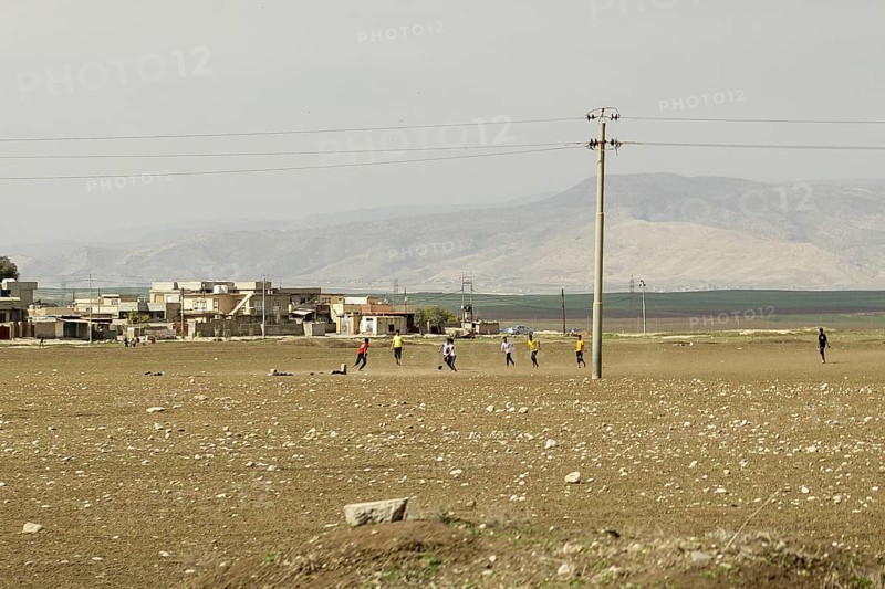 Kinder spielen Fussball, aufgenommen auf dem Weg nach Zakho, 08.03.2023
