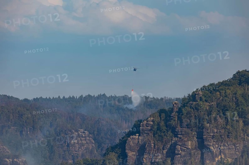 Forest fire in the rear of Saxon Switzerland, hundreds of firefighters are supported by several helicopters on both sides of the border Meanwhile, first progress can be seen, well-known rock formations in the Affensteinen are clearly recognisable again