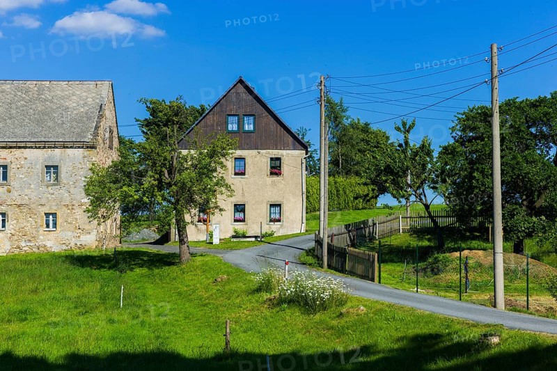 The old Dresden-Teplitz post road runs through Börnersdorf, coming from the Elbe valley via Wingendorf and continuing in the direction of Fürstenwalde. Börnersdorf also became famous through the Hitler diaries affair and the government plane that crashed there in the very last days of the war