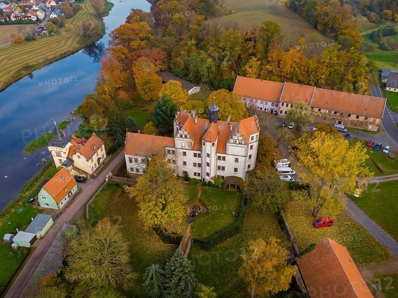 The Podelwitz moated castle is located directly on the Freiberger Mulde river in the Podelwitz district of the town of Colditz in the Free State of Saxony. The heritage-protected castle is located on the Mulde Valley Cycle Path