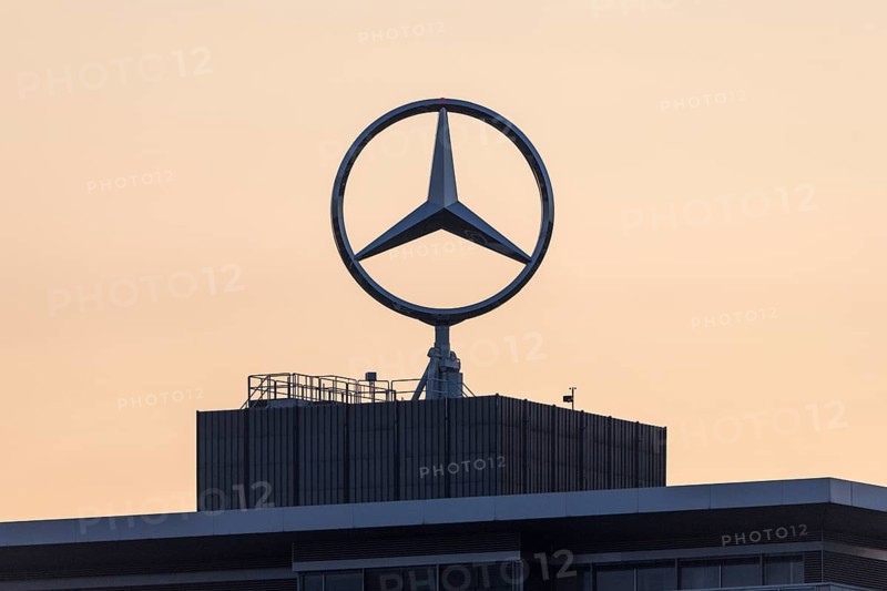 Merdedes star, Daimler, Mercedes-Benz, Group headquarters, evening atmosphere, Stuttgart-Untertürkheim, Baden-Württemberg, Germany, Europe