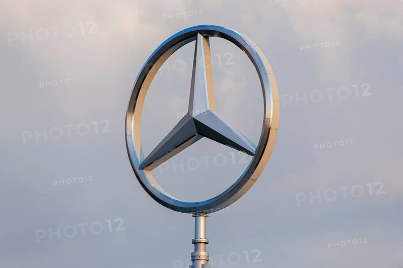Merdedes star, Daimler, Mercedes-Benz branch, evening atmosphere, Stuttgart-Untertürkheim, Baden-Württemberg, Germany, Europe