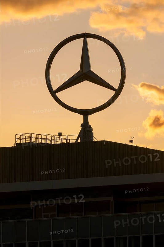 Merdedes star, Daimler, Mercedes-Benz, corporate headquarters, evening atmosphere, after sunset, clouds, Stuttgart-Untertürkheim, Baden-Württemberg, Germany, Europe