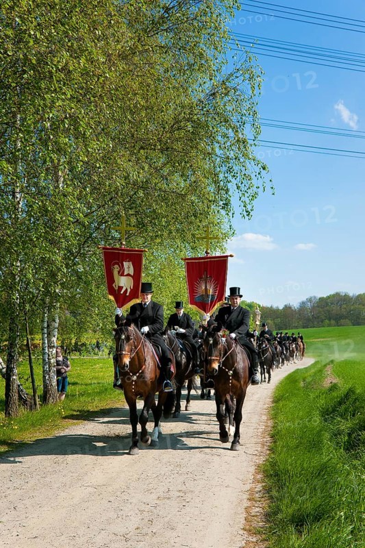 Every year at Easter there are about 5 processions in Lusatia, each with about 200 riders. The Catholic Church continues old Sorbian rites here. Thousands of spectators watch the impressive cavalcades