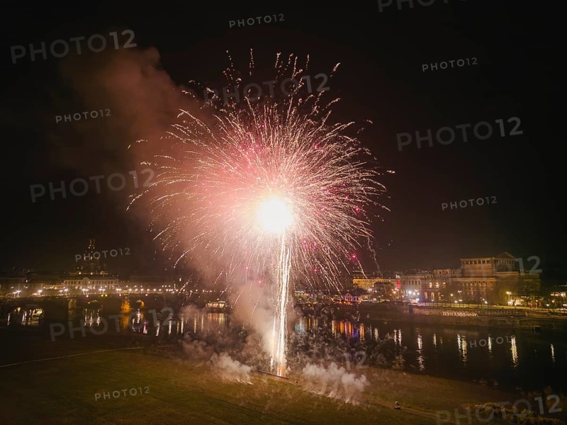 World record attempt on 26 November. At 7.30 pm sharp, the largest single pyrotechnic battery was ignited on the banks of the Elbe, with 2200 single firecrackers!