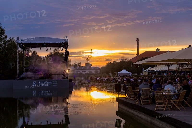 The Seebühne Dresden a new place for art, culture and enjoyment. On the Seebühne in the Ostra-Areal, the exclusive location, there were four concerts with great artists., Jan Josef Liefers with his band RADIO DORIA