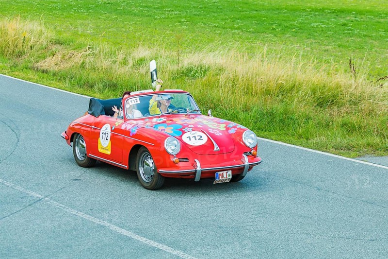 A drive for vintage vehicles. Skilful handling of the vehicle, finding the route by means of the road book and consistent driving style will be assessed. The route, time and drive-through checks as well as special stages are determined by the road book and the boarding card. Porsche 911 1987