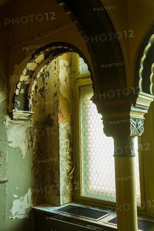 The Stadtbad is a building that was used as an indoor swimming pool for 88 years in the northern suburb of Leipzig. In 2004, the baths were closed due to structural defects. A foundation is working to renovate and revitalise the building. Oriental ladies' sauna