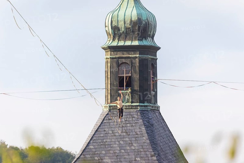 Highline and family festival in Hohnstein Highlines are stretched over the roofs of Hohnstein and between sandstone rocks, over which daring extreme athletes balance