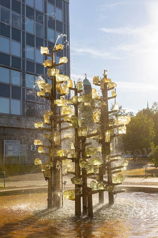 The glass fountain (also known as the Hyacinth Fountain) on Pirnaischer Platz in front of the former Robotron complex was created in connection with the design of the forecourt of the ensemble development there according to a design by sculptor Leoni Wirth. Karl Bergmann was responsible for the wrought-iron work and Helmut Kappelt for the glazing