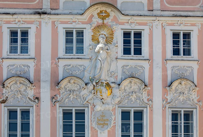 Market square with rococo stucco facades on the town houses, Obernberg am Inn, Innviertel, Upper Austria, Austria, Europe