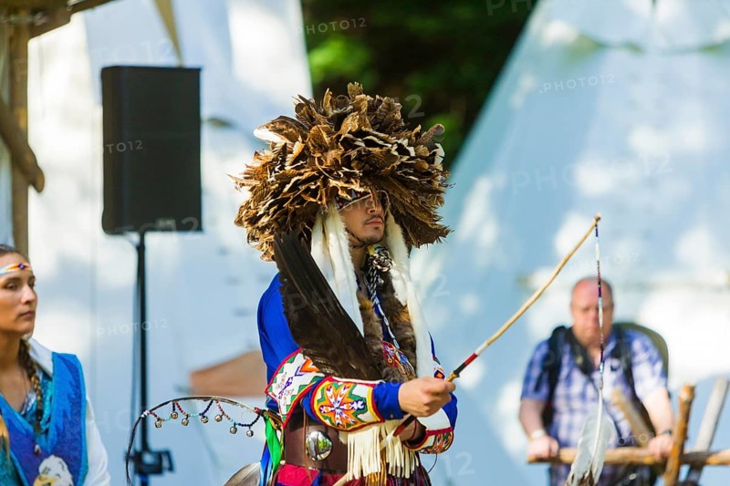 The Karl May Festival has been held every year since 1991 on a weekend in May in the Lössnitzgrund Radebeul in memory of the writer Karl May. About 30, 000 guests come to the festival every year. Presentation of the Oglala Lakota Nation