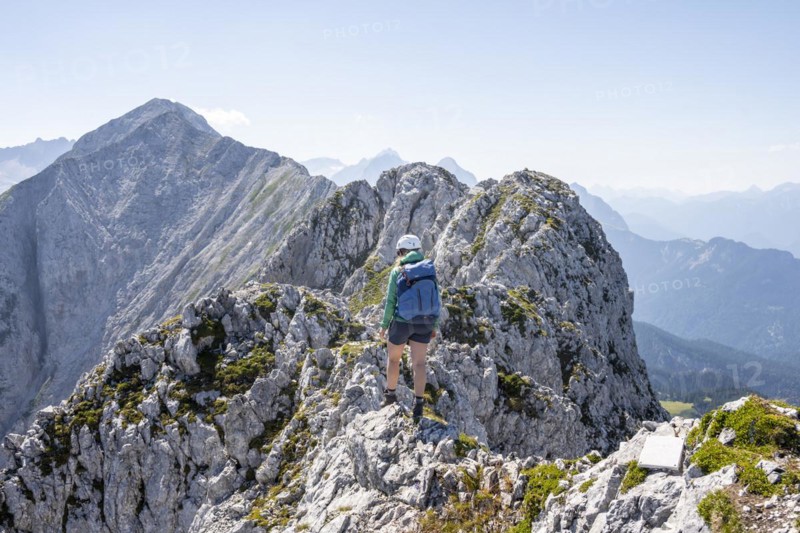 Mountaineer on the summit ridge, Wettersteinkamm, Westliche Wettersteinspitze, Wetterstein Mountains, Bavaria, Germany, Europe