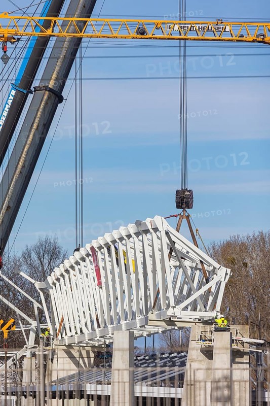 Assembly of the 105-metre-long light ring girder above the north stand of the Heinz Steyer Stadium