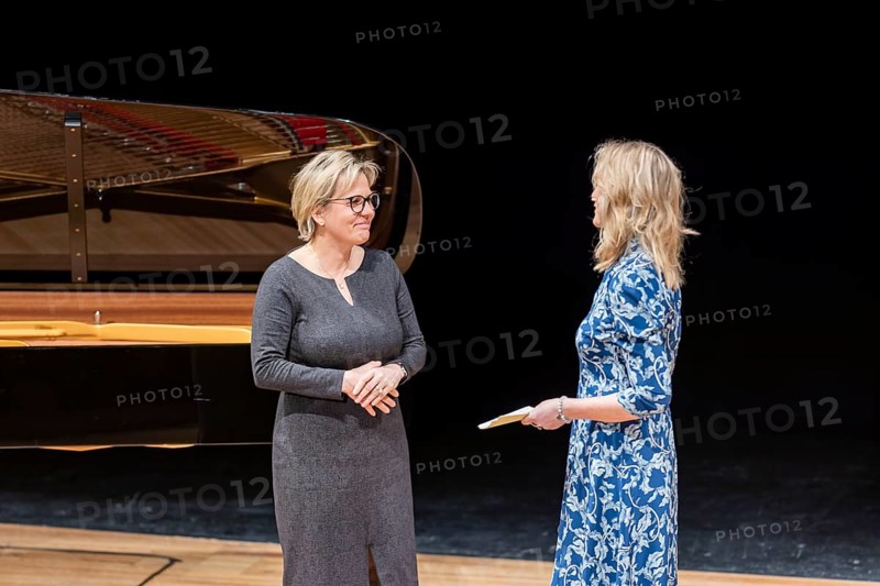 SemperOperaball is back! After a three-year break due to the pandemic, the Semper Opera will open its doors again on 23 February 2024 for the most beautiful night of the year . MDR presenter Anja Köbel and State Minister for Culture and Tourism, Barbara Klepsch vl