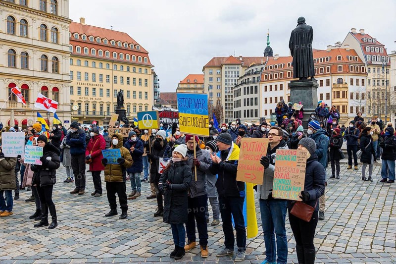 In Dresden, people gathered again on Neumarkt in front of the Church of Our Lady. On posters and banners they demanded, among other things, Stop the War and Freedom for Ukraine and expressed their solidarity with the people in Ukraine