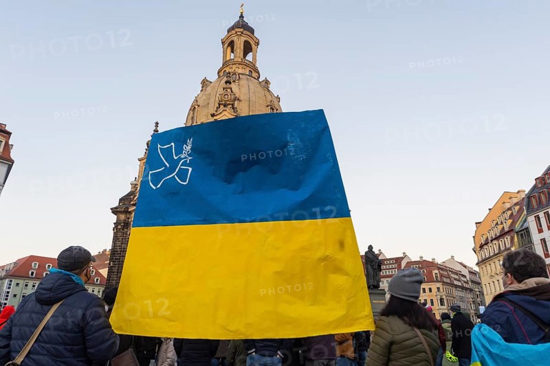 In Dresden, about 3, 000 people gathered on Neumarkt in front of the Church of Our Lady. On posters and banners they demanded, among other things, Stop the War and Freedom for Ukraine and expressed their solidarity with the people in Ukraine