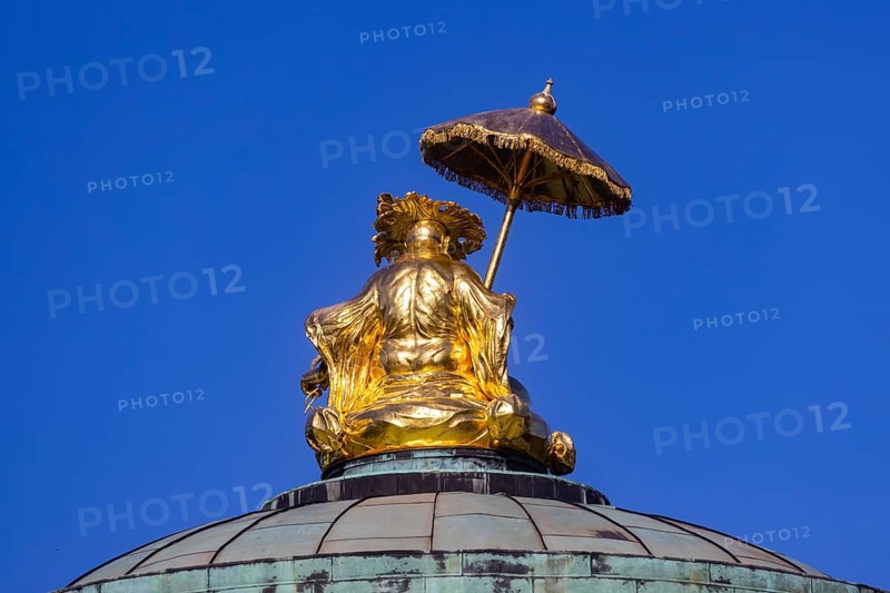 Restored Chinese tea house (1755-1764) with gilded statues, 18th-century porcelain