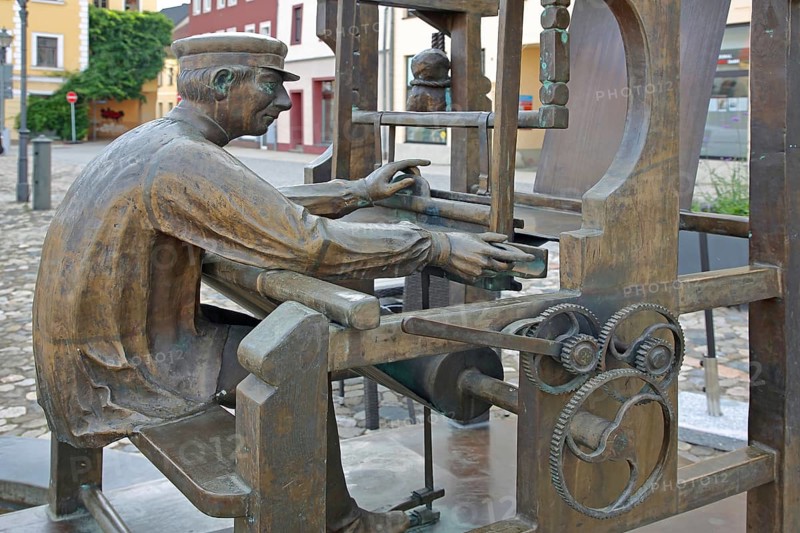 Market fountain with weaver sculpture hand loom by Bonifatius Stirnberg 2001, symbol for historical textile industry and cloth maker, weaving mill, textile, manufacturing, production, market place, Glauchau, Saxony, Germany, Europe