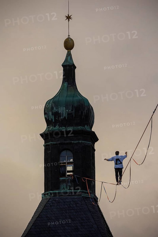Highline and family festival in Hohnstein Highlines are stretched over the roofs of Hohnstein and between sandstone rocks, over which daring extreme athletes balance. Ruben Langer impresses with tricks on a highline from the church tower to Hohnstein Castle
