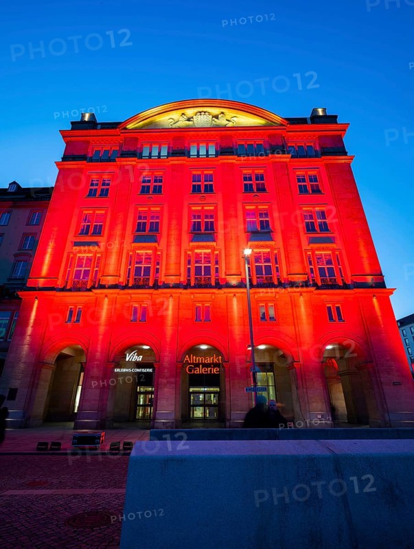 With the action Dresden lebt, numerous traders wanted to draw attention to their dramatic situation due to the permanent closure of the Lokdown during the Corona crisis by illuminating shop windows and facades in red. Here the former Intecta Haus, which now belongs to the Altmarkt Galerie