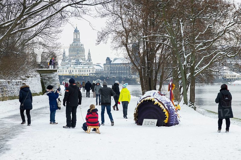 The art object Erwin 21 attracts many walkers along the banks of the Elbe