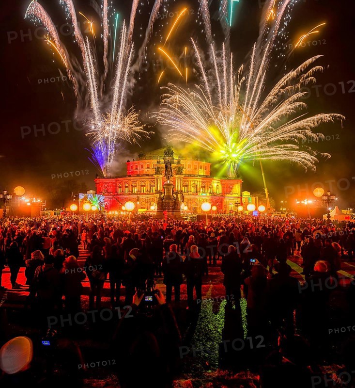 12th Semper Opera Ball in Dresden, laser and fireworks show by Tom Röder, for the opening. (Â© www.dresden-fotografie.de) (01772156417)