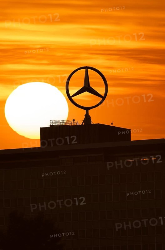 Mercedes star on Mercedes Benz branch in Stuttgart, sunset, Baden-Württemberg, Germany, Europe