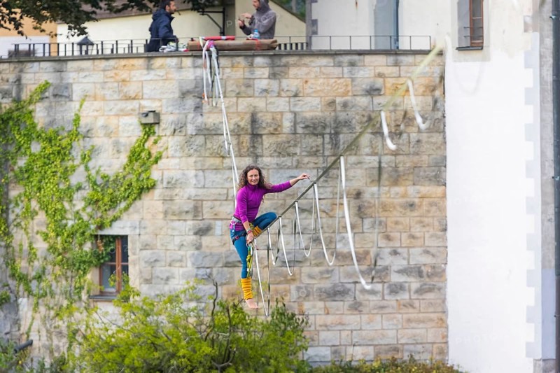 Highline and family festival in Hohnstein Highlines are stretched over the roofs of Hohnstein and between sandstone rocks, over which daring extreme athletes balance