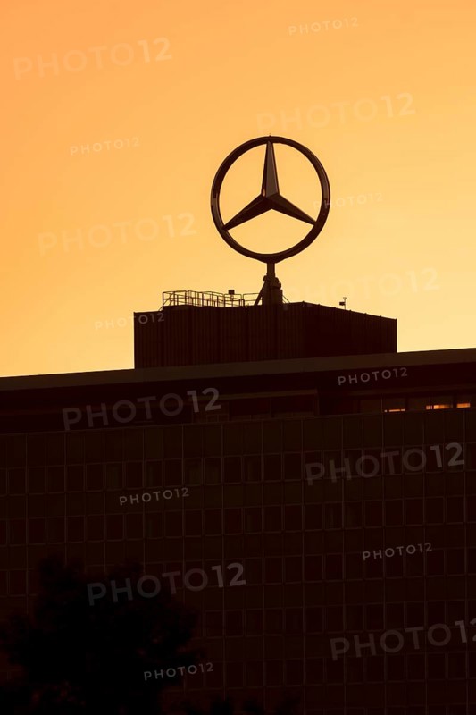 Mercedes star on Mercedes Benz branch in Stuttgart, after sunset, Baden-Württemberg, Germany, Europe
