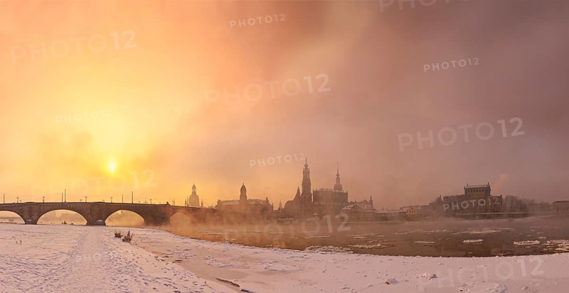 Dresden, morning fog over the Elbe. With temperatures as low as 20 degrees below zero, the Elbe offered a special natural spectacle in the winter of 2012