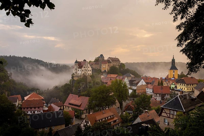 Highline and family festival in Hohnstein Highlines are stretched over the roofs of Hohnstein and between sandstone rocks, over which daring extreme athletes balance. Highliners balance high above the Bear Garden at Hohnstein Castle