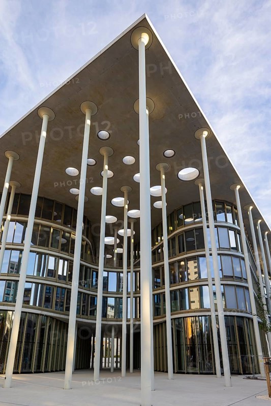 SAB Forum, designed by London-based architects ACME, 165 million euros. The Forum is a column garden in front of the SAB, consisting of 159 columns with a height of around 20 m. There are a further 92 columns on the building itself, 68 of which are free-standing and 24 of which penetrate the building. The columns are used as sun protection, partly for smoke extraction from the underground car park and as a design element