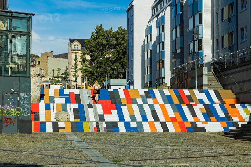 The staircase was designed by the Chemnitz initiative Die Buntmacher*innen. They won a prize for their idea in the Nimm Platz (Take a Seat) competition, which Chemnitz announced as part of its application for the European Capital of Culture in 2025. With the prize money of 2, 025 euros, the Buntmacher*innen were able to realise their idea