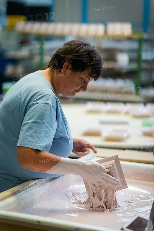 Meissen is the oldest porcelain manufactory in Europe and has stood for unique craftsmanship since its foundation in 1710. Glazing the blanks in the immersion bath