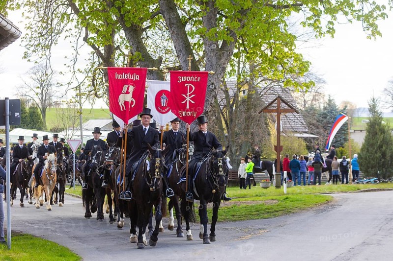 Procession from Panschwitz Kuckau to Höflein, Räckelwitz to Crostwitz. Every year at Easter there are about 5 processions in Lusatia, each with about 200 riders. The Catholic Church continues old Sorbian rites here. Thousands of spectators watch the impressive cavalcades
