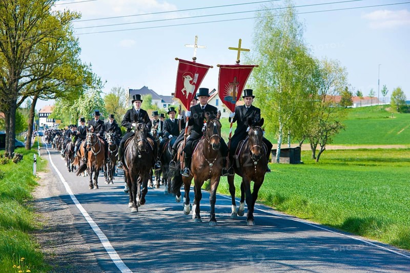 Every year at Easter there are about 5 processions in Lusatia, each with about 200 riders. The Catholic Church continues old Sorbian rites here. Thousands of spectators watch the impressive cavalcades