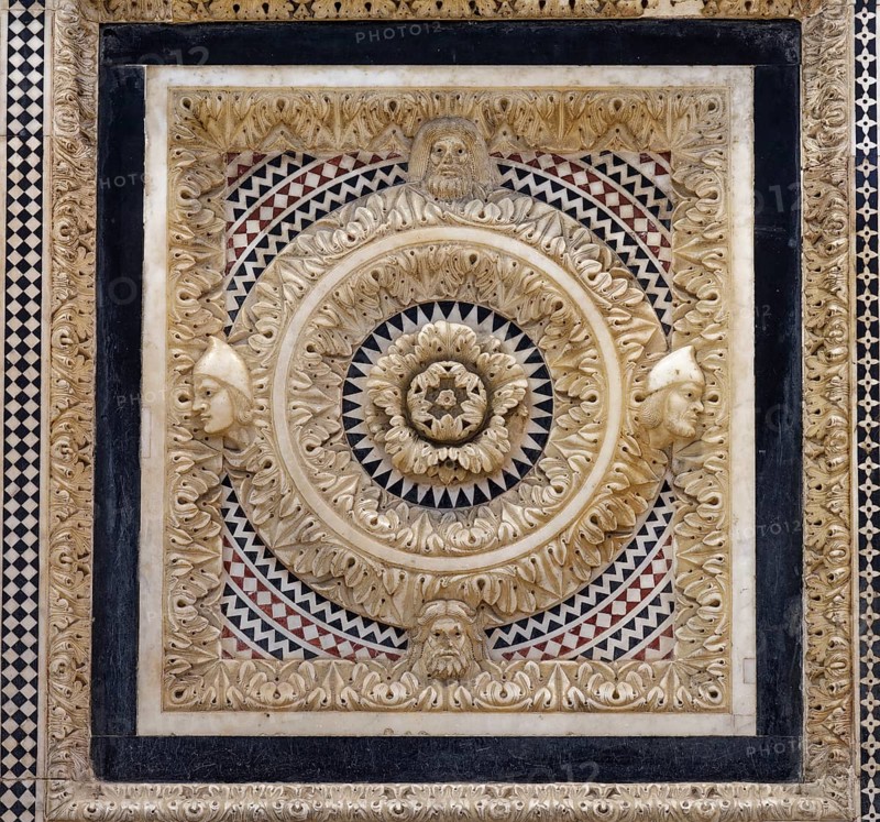 Decorative rose with heads, marble, detail baptismal fountain, sculptor Guido Bigarelli, 1246, Romanesque, Baptistery, Battistero di Pisa, Miracles Square, Piazza dei Miracoli also Campo dei Miracoli, Piazza del Duomo, Pisa, Tuscany, Italy, UNESCO World Heritage Site, Europe