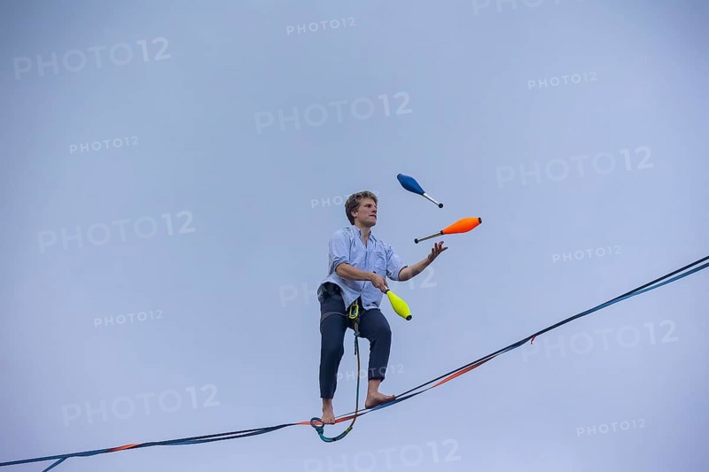 Highline and family festival in Hohnstein Highlines are stretched over the roofs of Hohnstein and between sandstone rocks, over which daring extreme athletes balance. Ruben Langer impresses with tricks on a highline from the church tower to Hohnstein Castle