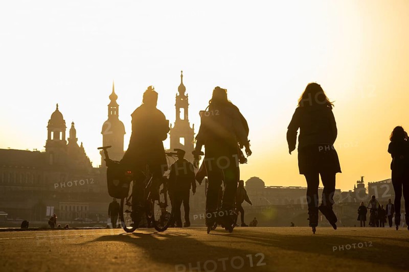 The spring-like temperatures attract many people to the open air, the Elbe meadows and the Elbe cycle path, despite Corona restrictions. The special weather situation colours the sky yellowish early and in the evening, due to Sahara dust flowing in