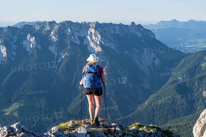 Mountaineer on a ridge path, traversing the Hackenköpfe, behind summit, Scheffauer, rocky mountains of the Kaisergebirge, Wilder Kaiser, Kitzbühler Alps, Tyrol, Austria, Europe