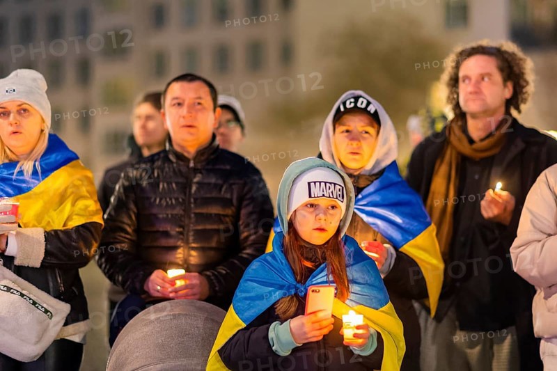 On the first anniversary of the Russian invasion of Ukraine, a large solidarity rally of Dresdeners with numerous Ukrainian refugees took place on Neumarkt in front of the Church of Our Lady. At the end, all participants came together to form a large chain of lights