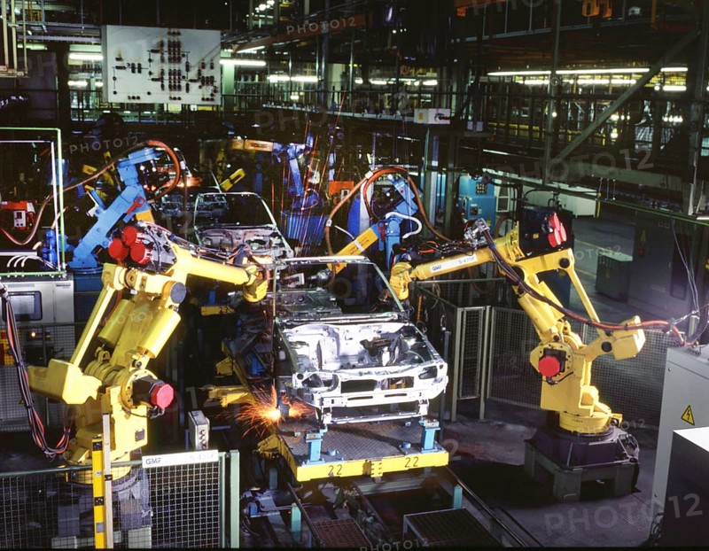Industry, production, automation of the car industry, worker at conveyor belt, robot, 12 06 1995 Opel plant in Bochum, Bochum Germany