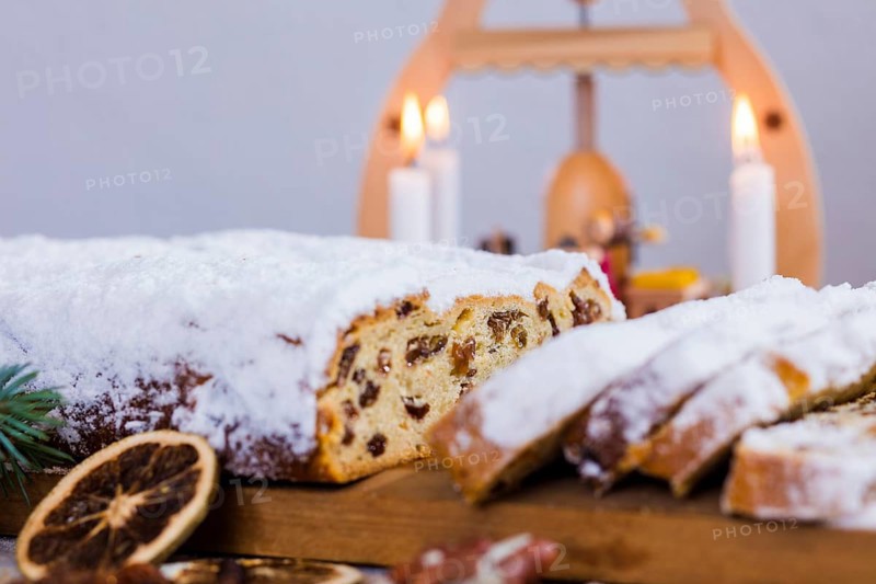Erzgebirge Christmas stollen, there is also a stollen tradition in the Erzgebirge, the typical Christmas pastry comes, for example, from the Sauer bakery in Pretzschndorf in the Erzgebirge