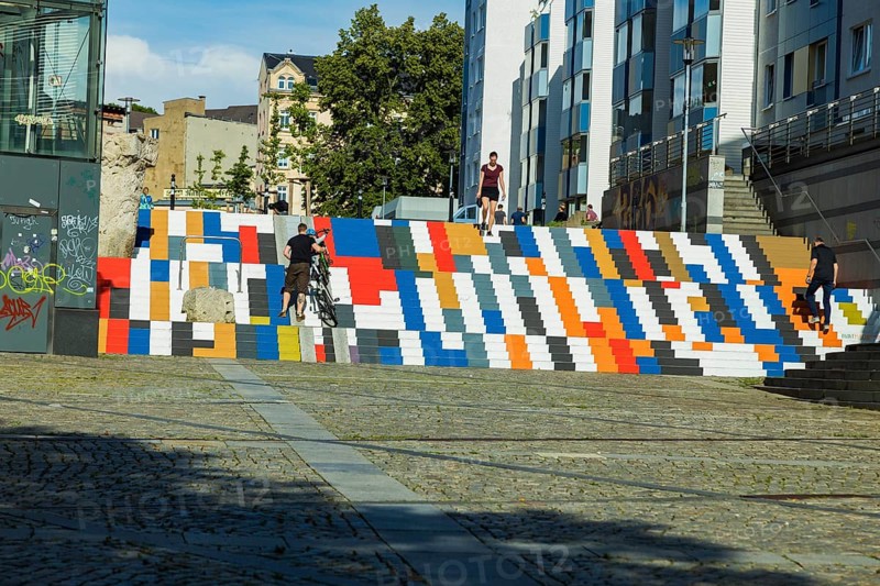 The staircase was designed by the Chemnitz initiative Die Buntmacher*innen. They won a prize for their idea in the Nimm Platz (Take a Seat) competition, which Chemnitz announced as part of its application for the European Capital of Culture in 2025. With the prize money of 2, 025 euros, the Buntmacher*innen were able to realise their idea
