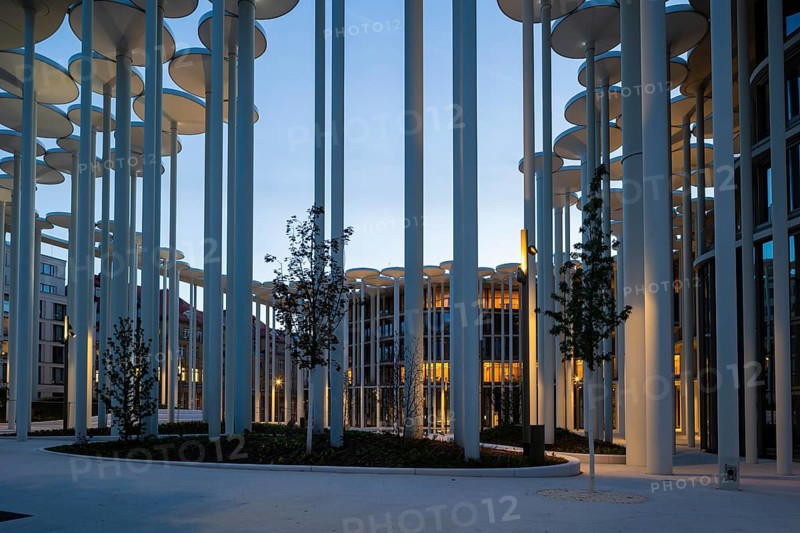 SAB Forum, designed by London-based architects ACME, 165 million euros. The Forum is a column garden in front of the SAB, consisting of 159 columns with a height of around 20 m. There are a further 92 columns on the building itself, 68 of which are free-standing and 24 of which penetrate the building. The columns are used as sun protection, partly for smoke extraction from the underground car park and as a design element